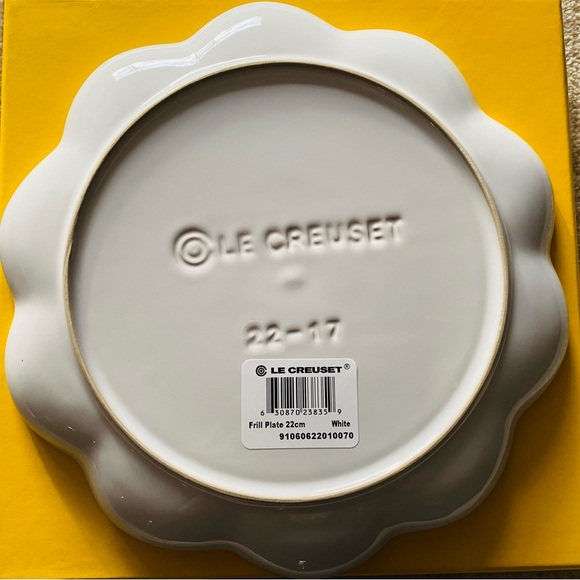 Le Creuset Dining New Le Creuset Frill Flower Plate Poshmark